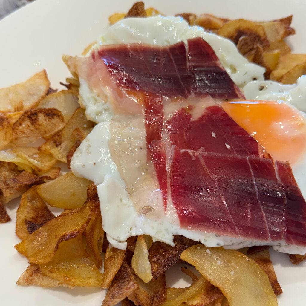Huevos rotos con jamon